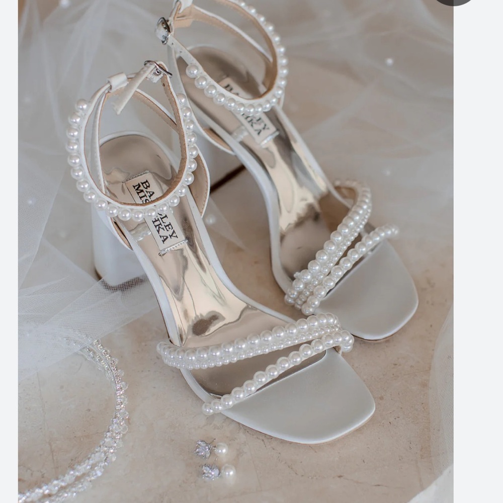 BADGLEY MISCHKA
Feisty Pearl Block Heel COLOR SOFT WHITE
$245 size7.5gently used